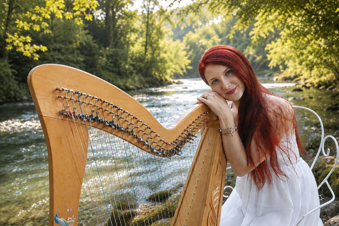 Alexandra Richard, sophrologue, appuyée sur sa harpe celtique au bord d'une rivière